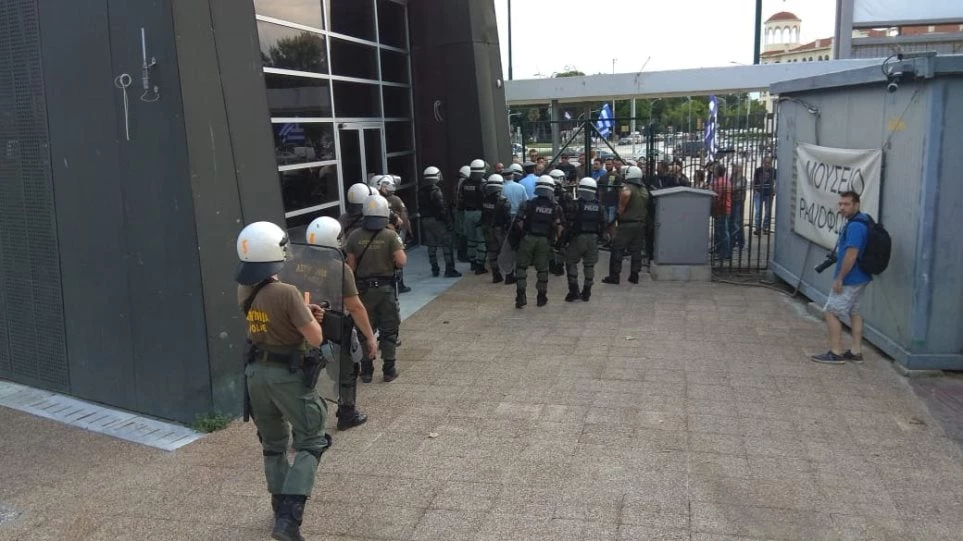 «Ντου» πατριωτών στην εκδήλωση των ΣΥΡΙΖαίων – «Κρύφτηκαν» μέσα στη ΔΕΘ οι βουλευτές – Στο «πόδι»  οι Μακεδόνες – Πετροπόλεμος και χημικά